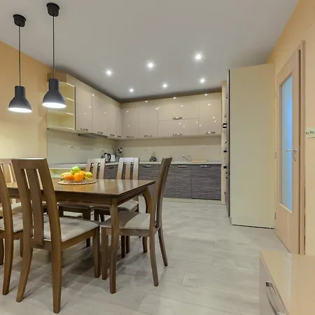 Apartament уютен в град